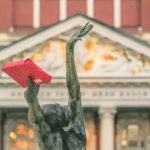 Коледни подаръци по улиците на София_ Кутии с книги върху 25 статуи
