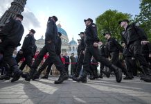 Няколко бюра за наборна военна служба в Русия са били атакувани с коктейли „Молотов“