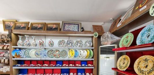 Качествени стоки на ниски цени, произведени от затворници, се предлагат във верига магазини в Турция