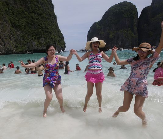 Известният плаж „Мая Бей“ в Тайланд ще бъде затворен за два месеца