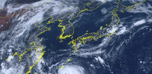 Японските власти призоваха стотици хиляди жители на префектура Окинава да се евакуират заради приближаващ тайфун