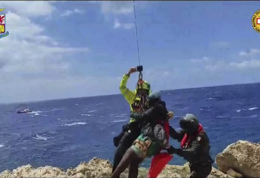 Десетки мигранти са в неизвестност след серия от корабокрушения в Средиземно море