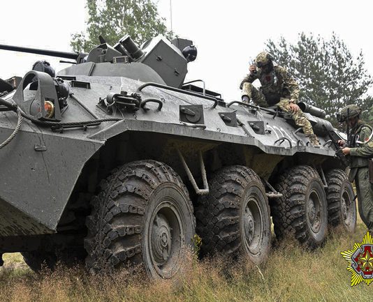 Полша изпраща още войници на границата, след като хеликоптери на Беларус нарушиха въздушното й пространство