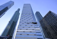 Дрон се вряза във висока бизнес сграда в Москва, съобщи кметът Сергей Собянин