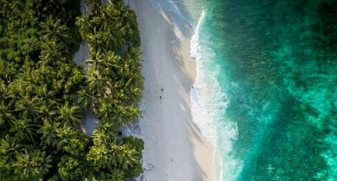 Отвъд луксозните курорти и туризма: Малдивите „се учат“ на устойчив растеж и опазване на природните ресурси