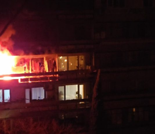 Пожар отне живота на мъж, а жена беше обгазена при пожар в жилищен блок в Сливен