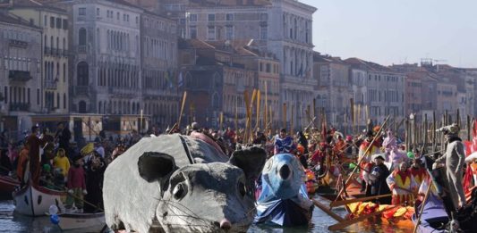 Карнавалът във Венеция навлезе в решителната си фаза с внушителен спектакъл