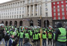 Няколкостотин са протестиращите пред МС. Движението в района е спряно