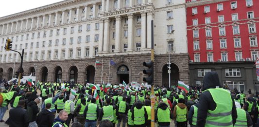 Няколкостотин са протестиращите пред МС. Движението в района е спряно