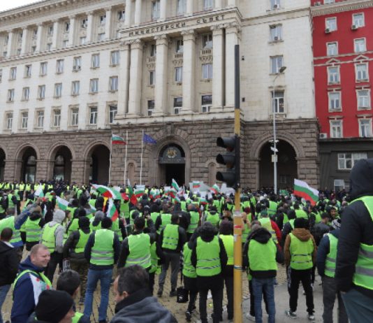 Няколкостотин са протестиращите пред МС. Движението в района е спряно