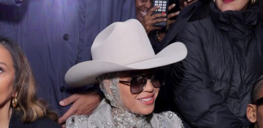 Бионсе като блестяща каубойка на Седмицата на модата в Ню Йорк