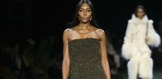 Наоми Кембъл дефилира за „Бърбъри“ на Седмицата на модата в Лондон