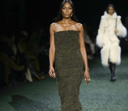 Наоми Кембъл дефилира за „Бърбъри“ на Седмицата на модата в Лондон