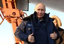 Путин демонстративно летя на бомбардировач, който може да носи ядрени оръжия