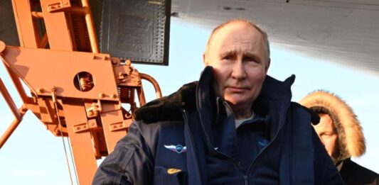 Путин демонстративно летя на бомбардировач, който може да носи ядрени оръжия