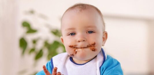 Гастроентеролог разкри защо не трябва да давате шоколад на деца под три годинки