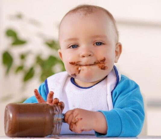 Гастроентеролог разкри защо не трябва да давате шоколад на деца под три годинки