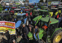 Протестиращите гръцки фермери планират да парализират движението в Атина с тракторите си днес