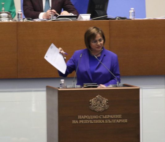 Нинова към Денков: Правителствотолобира за мобилните оператори и заробвабългарите към тях