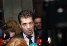 Кирил Петков настоява Денков да поеме външно министерство след ротацията