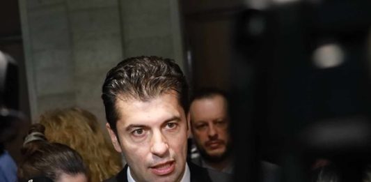 Кирил Петков настоява Денков да поеме външно министерство след ротацията