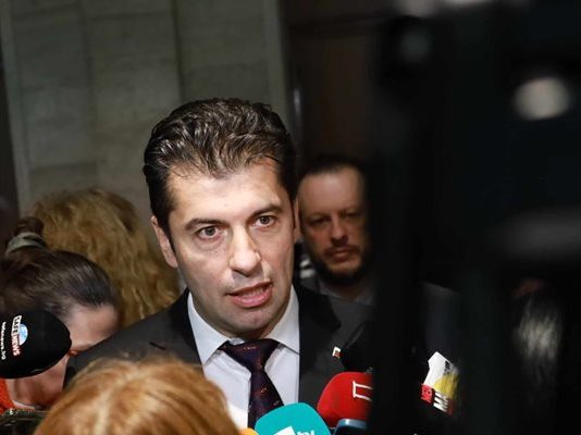 Кирил Петков настоява Денков да поеме външно министерство след ротацията