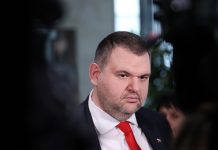 Пеевски за Радев: Пешчици реди само той!