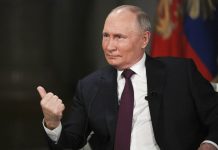 В интервюто си за Тъкър Карлсън Путин почти не му дава възможност да каже нещо, пишат западни издания