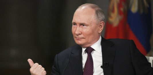 В интервюто си за Тъкър Карлсън Путин почти не му дава възможност да каже нещо, пишат западни издания