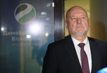 Тагарев не вижда смисъл да подава оставка дни преди ротацията