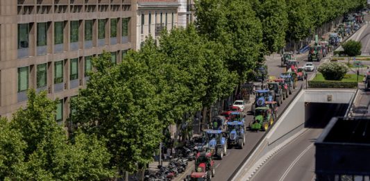 Испанските фермери се присъединиха към протестите на европейските си колеги и блокираха пътища