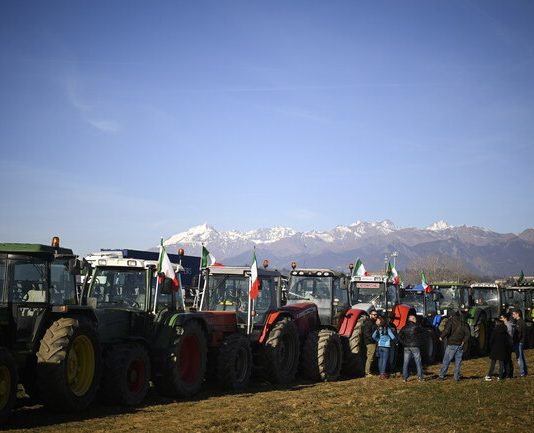 Италиански фермери поеха с трактори към Рим и преведоха стада крави по улиците на Милано