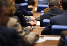 Оставката на министър-председателя Николай Денков влиза за обсъждане в пленарната зала