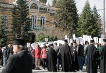 Свещеници и миряни участват в протест и контрапротест пред Синодалната палата заради избора на Сливенски митрополит