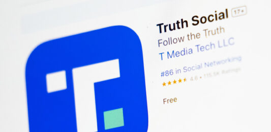 Компанията зад социалната медия на Тръмп излиза на борсата днес