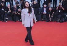 Ексцентричният дизайнер на „Гучи“ вече ще прави колекциите на „Валентино“