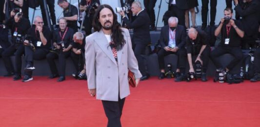 Ексцентричният дизайнер на „Гучи“ вече ще прави колекциите на „Валентино“