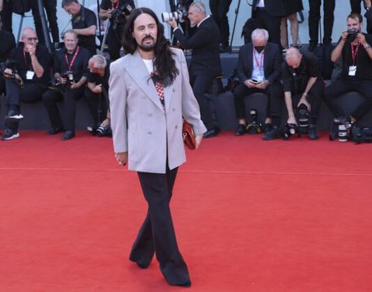 Ексцентричният дизайнер на „Гучи“ вече ще прави колекциите на „Валентино“