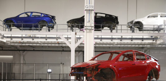 Екоактивисти окупираха гора в близост до германския завод на „Тесла“