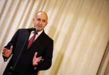 Президентът: Преплетените бял и червен конец символизират новото начало