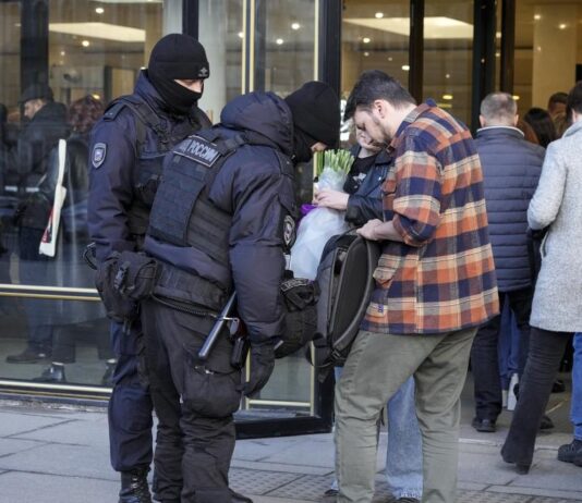 Руската група „Пикник“ изнесе концерт в памет на жертвите на нападението край Москва