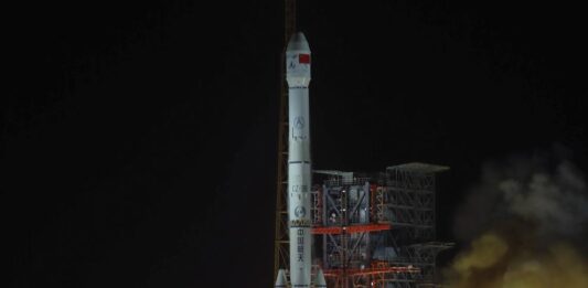 Китай изстреля в Космоса спътник за предстоящи лунни мисии