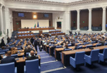 Председателят на НС поздрави дамите, Нинова получи букет от министър