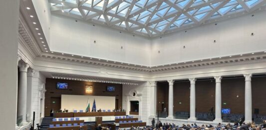 Минута мълчание в парламента в памет на патриарх Неофит