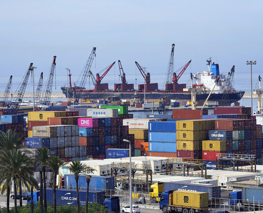 Въглероден данък или горивен стандарт? Как корабоплаването ще реши проблема с емисиите си