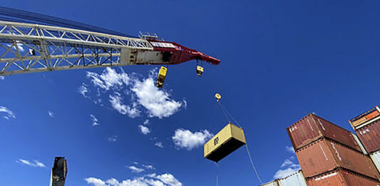 Спасителни екипи започнаха да разтоварват кораба, който разруши мост в пристанището на Балтимор