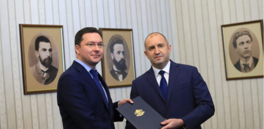 Очаква се Румен Радев: Ще одобри ли Даниел Митов за външен служебен министър?