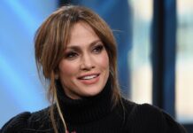 Стилът на Дженифър Лопес непрекъснато се променя, но широките дънки остават