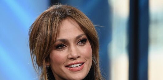 Стилът на Дженифър Лопес непрекъснато се променя, но широките дънки остават