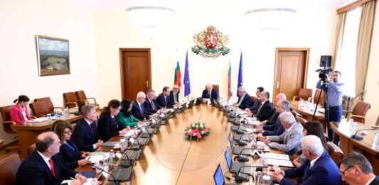 Премиерът Главчев предлага Кирил Вътев да бъдеосвободен като министър на земеделието и храните